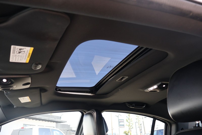 Chrysler 200 Vehicle Full-screen Gallery Image 32