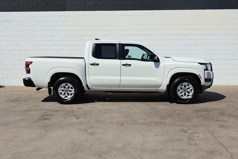 Nissan Frontier Vehicle Full-screen Gallery Image 01