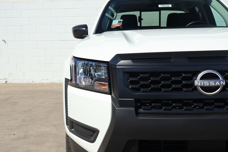 Nissan Frontier Vehicle Full-screen Gallery Image 04