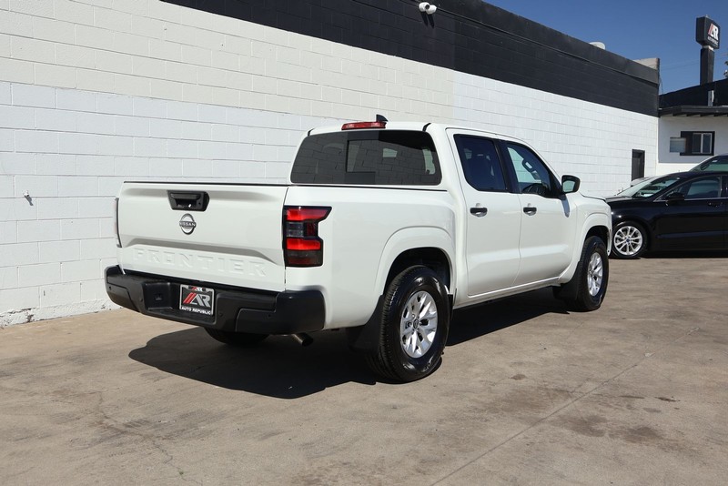 Nissan Frontier Vehicle Full-screen Gallery Image 05