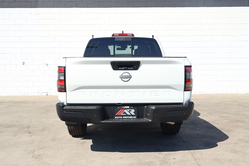 Nissan Frontier Vehicle Full-screen Gallery Image 06