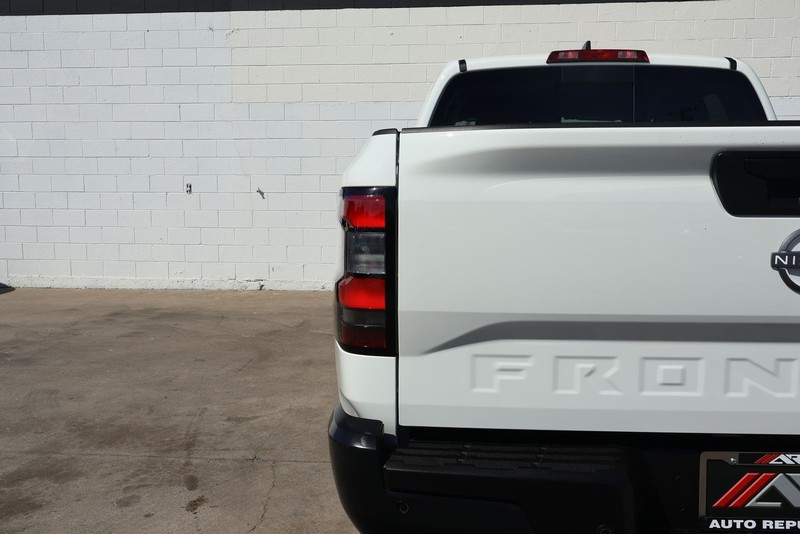 Nissan Frontier Vehicle Full-screen Gallery Image 07