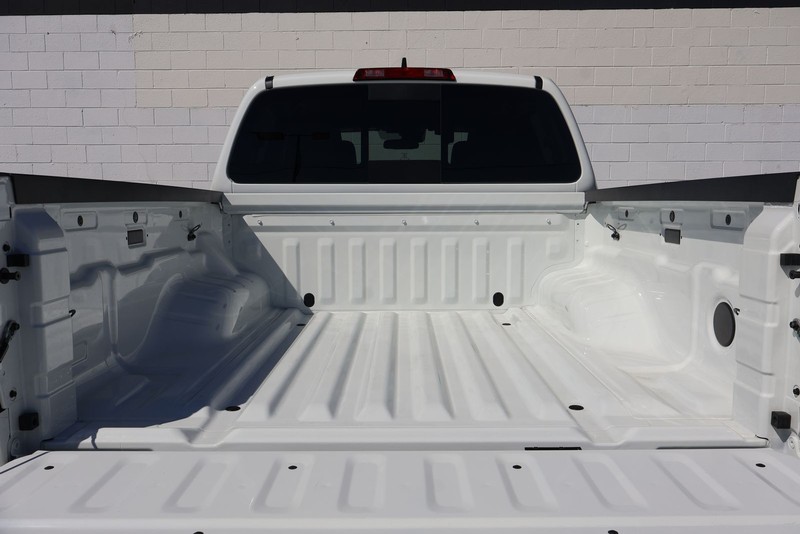 Nissan Frontier Vehicle Full-screen Gallery Image 08