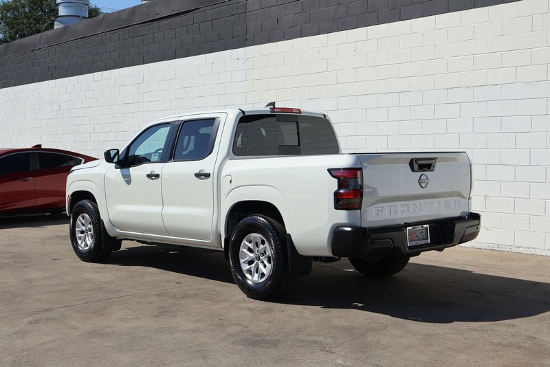 Nissan Frontier Vehicle Full-screen Gallery Image 09