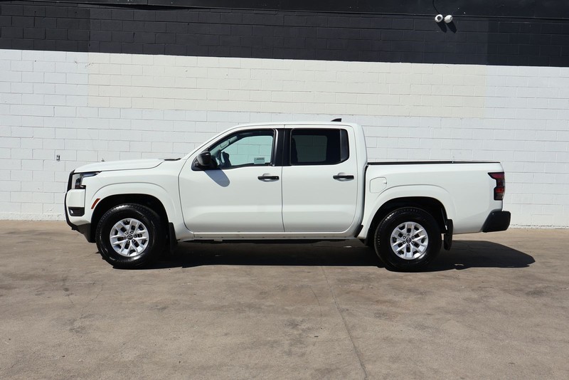 Nissan Frontier Vehicle Full-screen Gallery Image 10