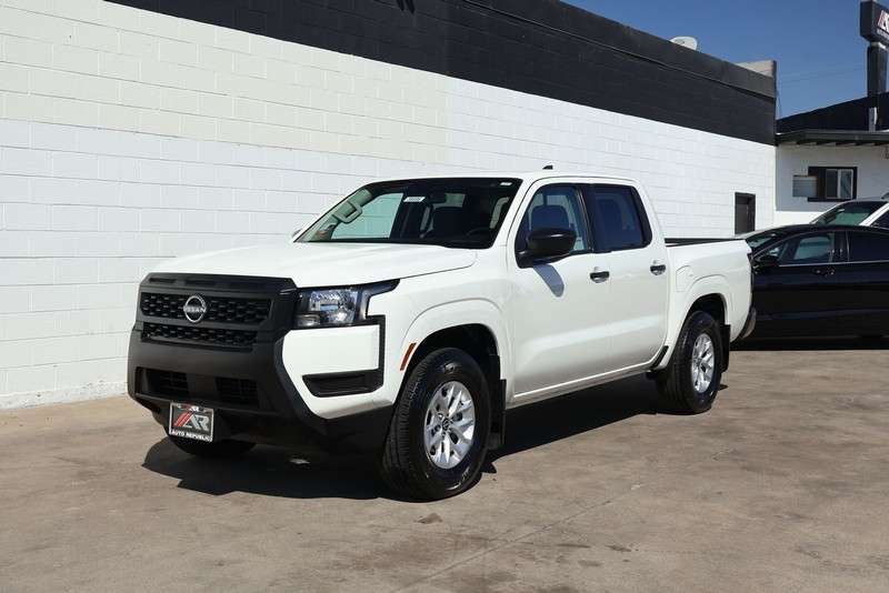 Nissan Frontier Vehicle Full-screen Gallery Image 11