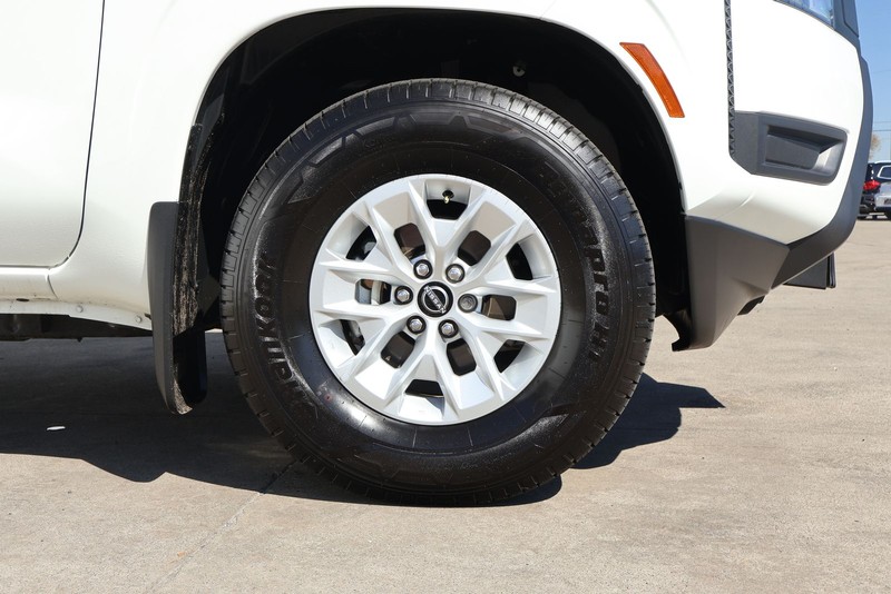 Nissan Frontier Vehicle Full-screen Gallery Image 13