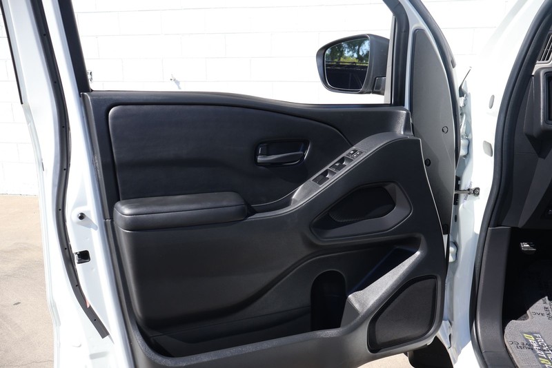 Nissan Frontier Vehicle Full-screen Gallery Image 14