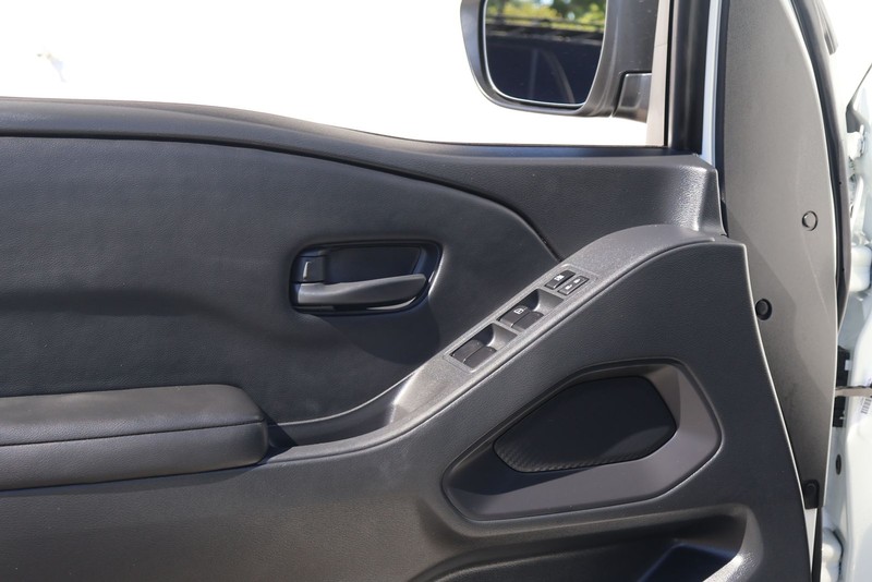 Nissan Frontier Vehicle Full-screen Gallery Image 15