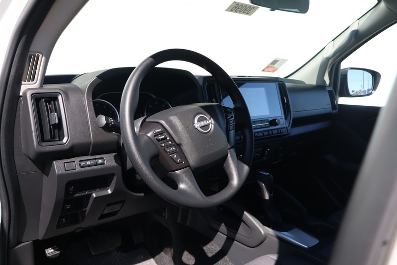 Nissan Frontier Vehicle Full-screen Gallery Image 16