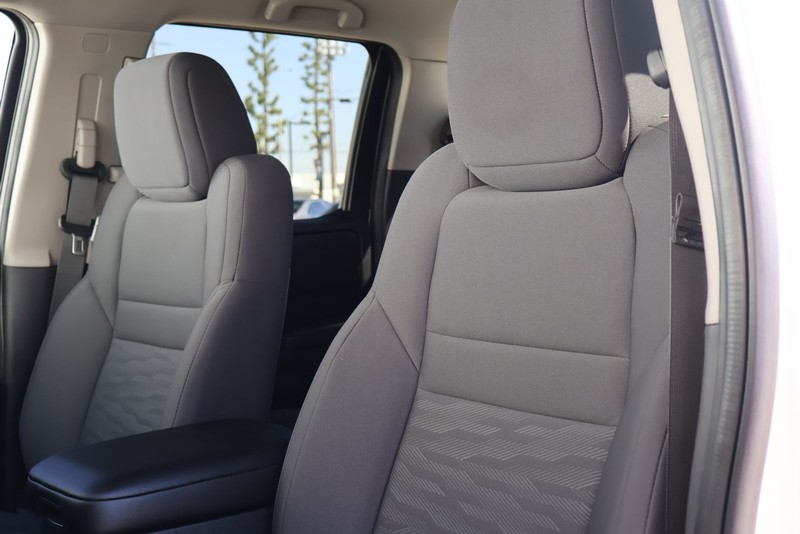 Nissan Frontier Vehicle Full-screen Gallery Image 18