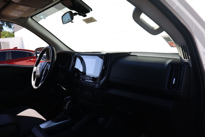 Nissan Frontier Vehicle Full-screen Gallery Image 19