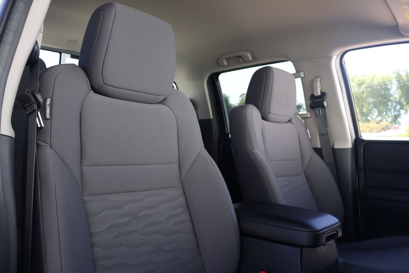 Nissan Frontier Vehicle Full-screen Gallery Image 20