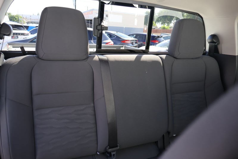 Nissan Frontier Vehicle Full-screen Gallery Image 21