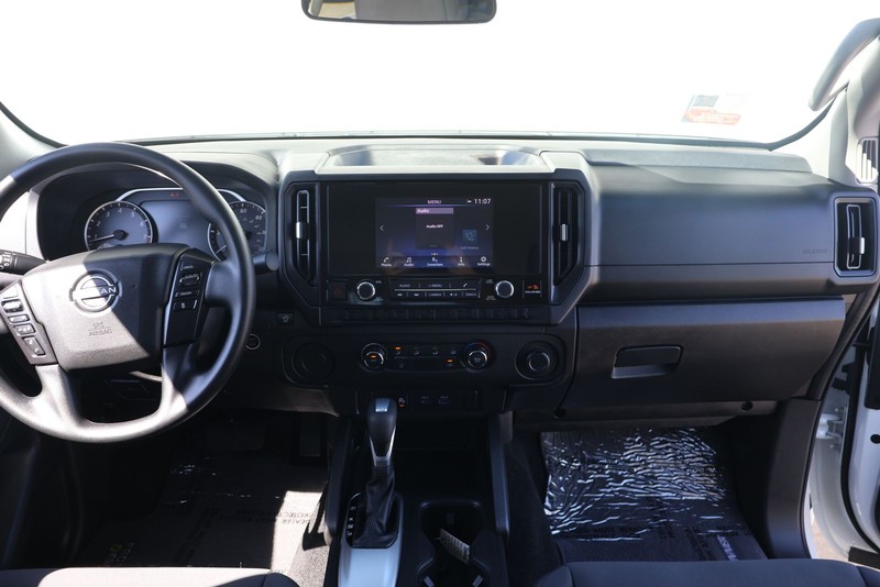 Nissan Frontier Vehicle Full-screen Gallery Image 22