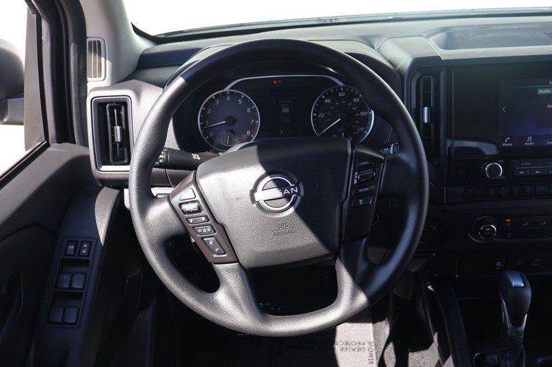 Nissan Frontier Vehicle Full-screen Gallery Image 24