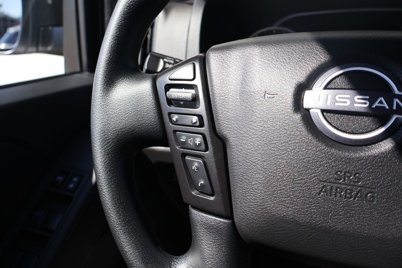 Nissan Frontier Vehicle Full-screen Gallery Image 25