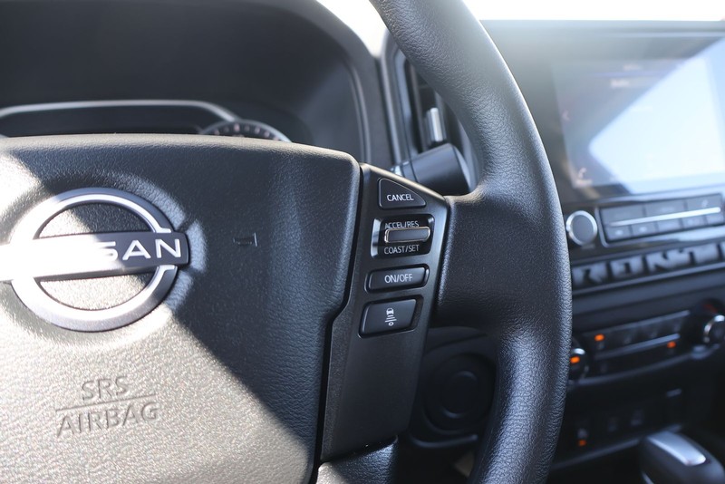 Nissan Frontier Vehicle Full-screen Gallery Image 26