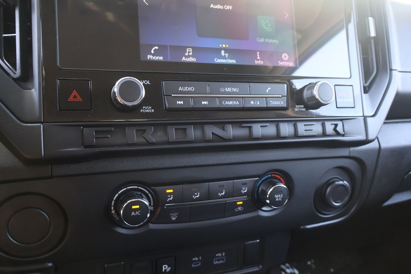 Nissan Frontier Vehicle Full-screen Gallery Image 31