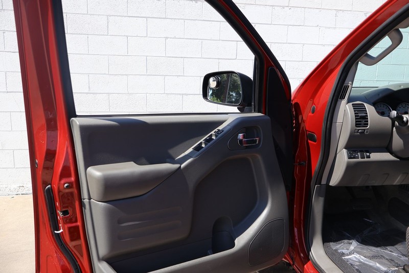 Nissan Frontier Vehicle Full-screen Gallery Image 13