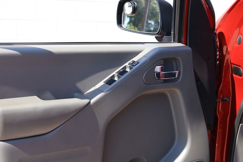 Nissan Frontier Vehicle Full-screen Gallery Image 14