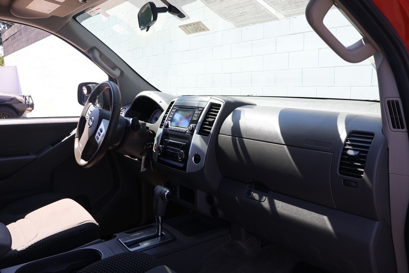 Nissan Frontier Vehicle Full-screen Gallery Image 18