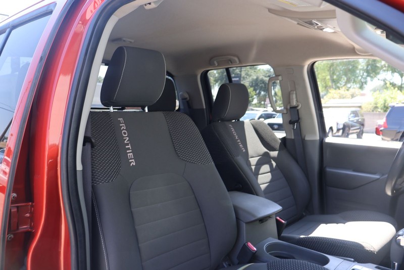 Nissan Frontier Vehicle Full-screen Gallery Image 19