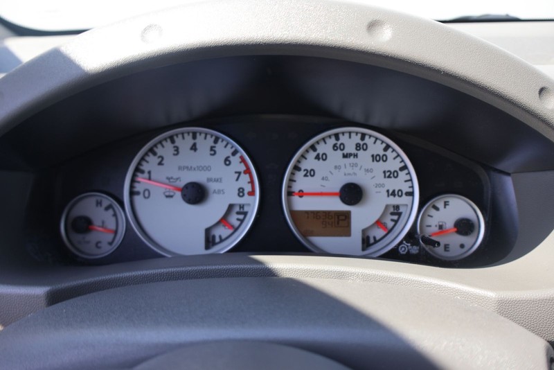 Nissan Frontier Vehicle Full-screen Gallery Image 22