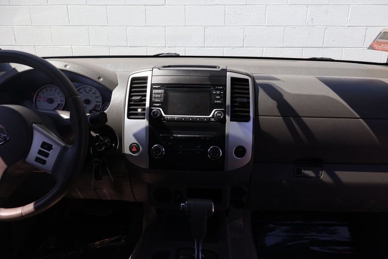 Nissan Frontier Vehicle Full-screen Gallery Image 26