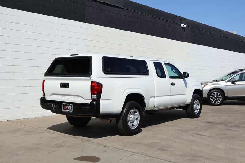 Toyota Tacoma Vehicle Full-screen Gallery Image 05