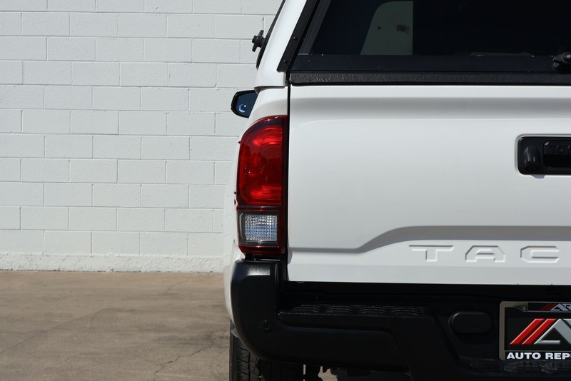 Toyota Tacoma Vehicle Full-screen Gallery Image 07