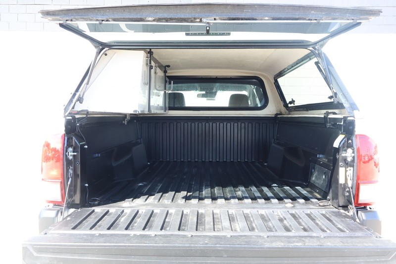 Toyota Tacoma Vehicle Full-screen Gallery Image 08