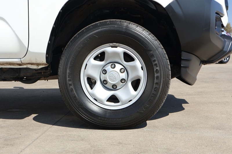 Toyota Tacoma Vehicle Full-screen Gallery Image 13