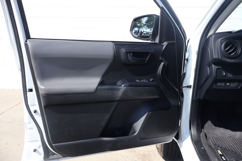 Toyota Tacoma Vehicle Full-screen Gallery Image 14