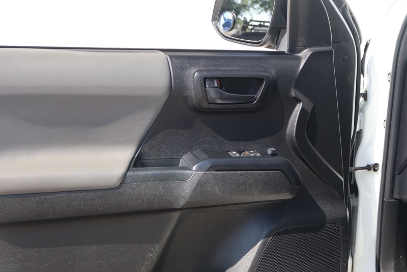 Toyota Tacoma Vehicle Full-screen Gallery Image 15