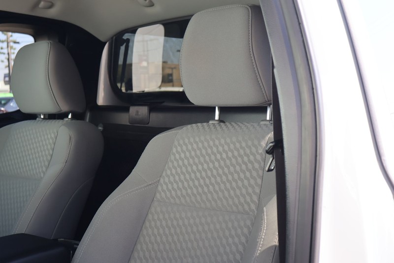 Toyota Tacoma Vehicle Full-screen Gallery Image 18