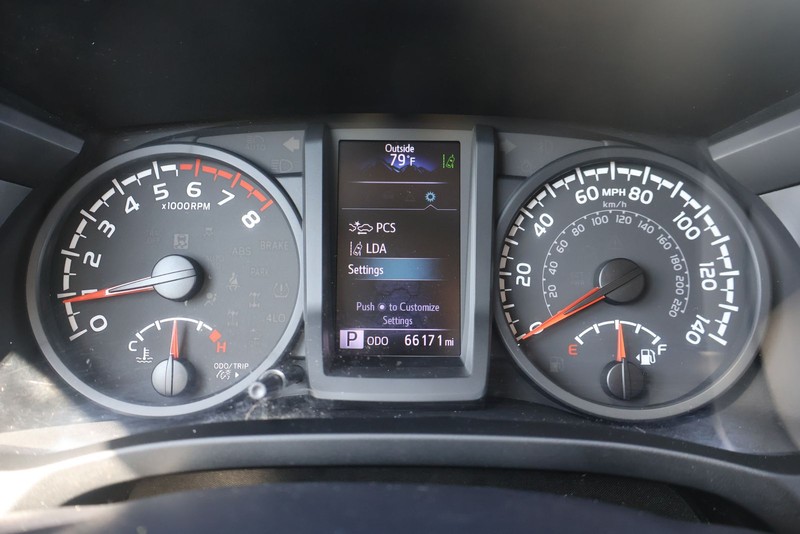 Toyota Tacoma Vehicle Full-screen Gallery Image 23