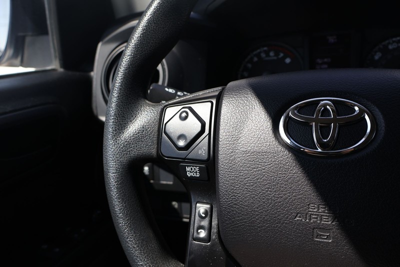 Toyota Tacoma Vehicle Full-screen Gallery Image 25