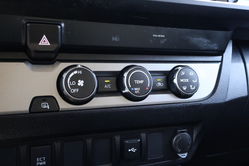 Toyota Tacoma Vehicle Full-screen Gallery Image 30