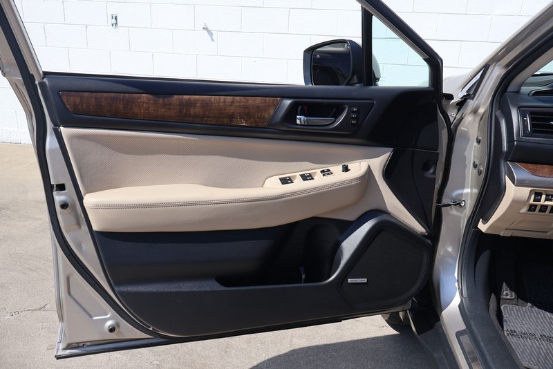 Subaru Outback Vehicle Full-screen Gallery Image 15