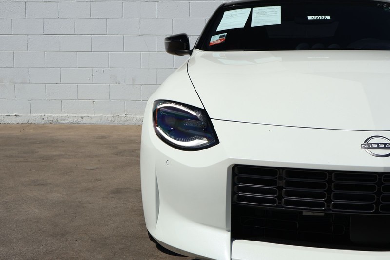 Nissan Z Vehicle Full-screen Gallery Image 03