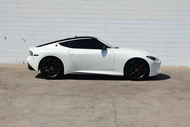 Nissan Z Vehicle Full-screen Gallery Image 04