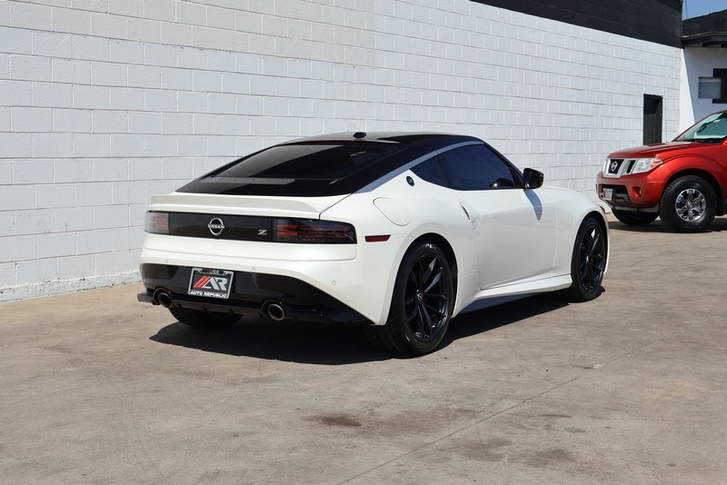 Nissan Z Vehicle Full-screen Gallery Image 05