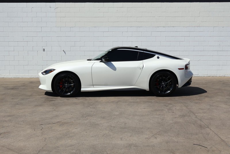 Nissan Z Vehicle Full-screen Gallery Image 09