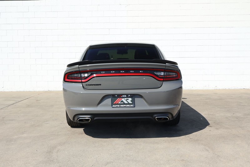 Dodge Charger Vehicle Full-screen Gallery Image 08