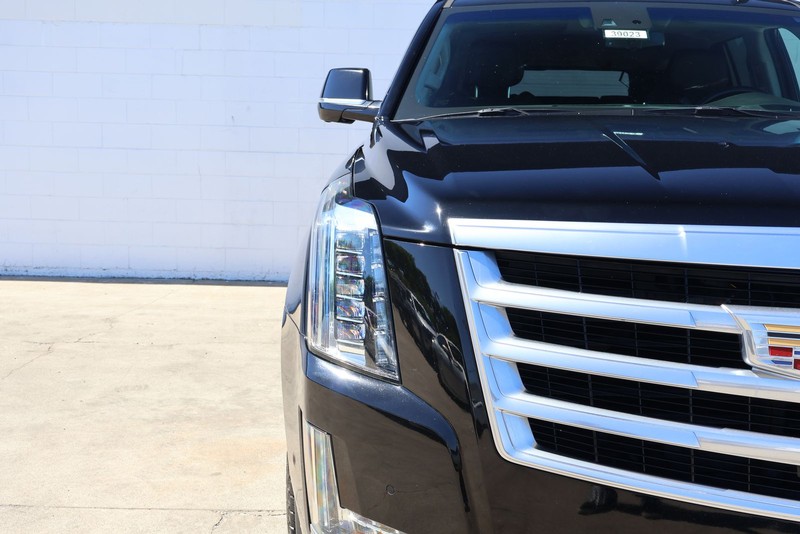 Cadillac Escalade Vehicle Full-screen Gallery Image 03