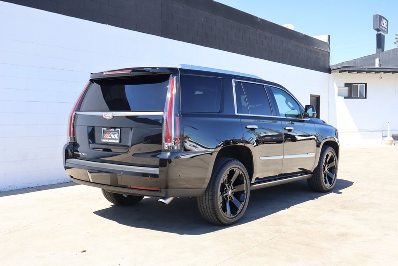 Cadillac Escalade Vehicle Full-screen Gallery Image 05