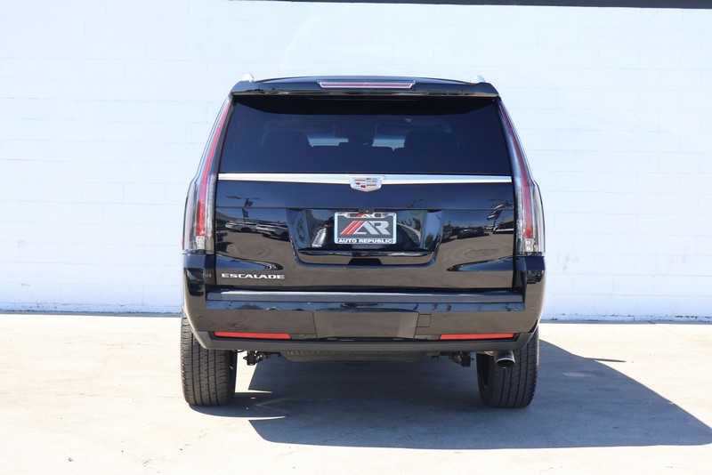 Cadillac Escalade Vehicle Full-screen Gallery Image 06