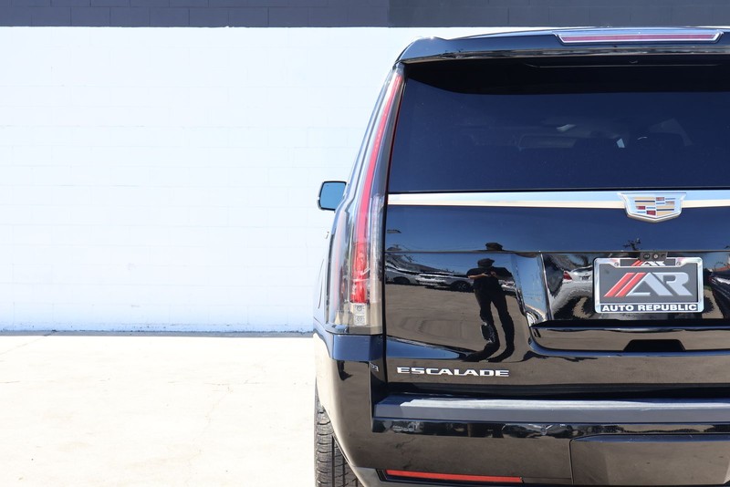 Cadillac Escalade Vehicle Full-screen Gallery Image 07
