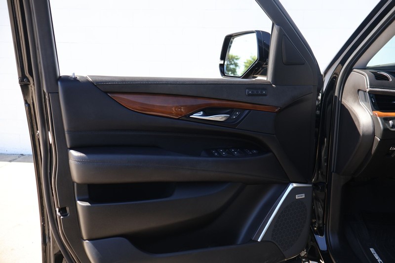 Cadillac Escalade Vehicle Full-screen Gallery Image 14